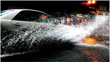 Облитый водой пешеход отыгрался на машине